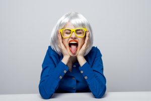 Capelli bianchi: come coprirli e gestire la ricrescita senza andare dal parrucchiere