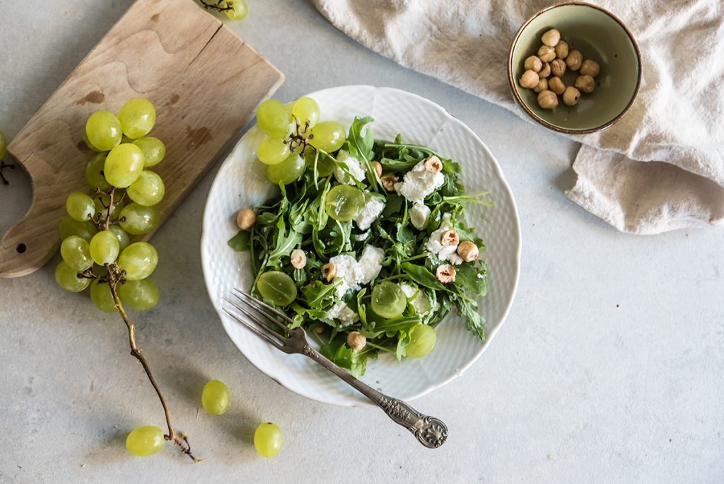 Insalata di rucola, uva, caprino e nocciole 5 Insalata di rucola, uva, caprino e nocciole