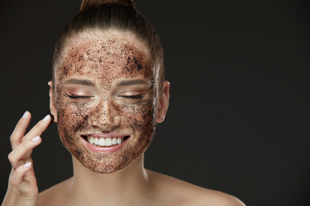 scrub viso: cos'è, a cosa serve e come farlo bene per una pelle luminosa