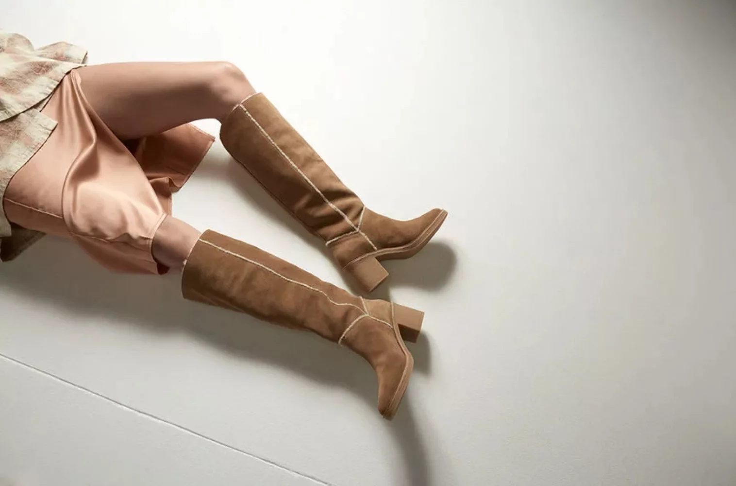 stivali alti larghi alla caviglia