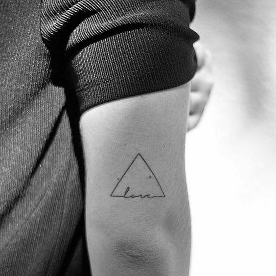 tatuaggio minimal triangolino con scritta