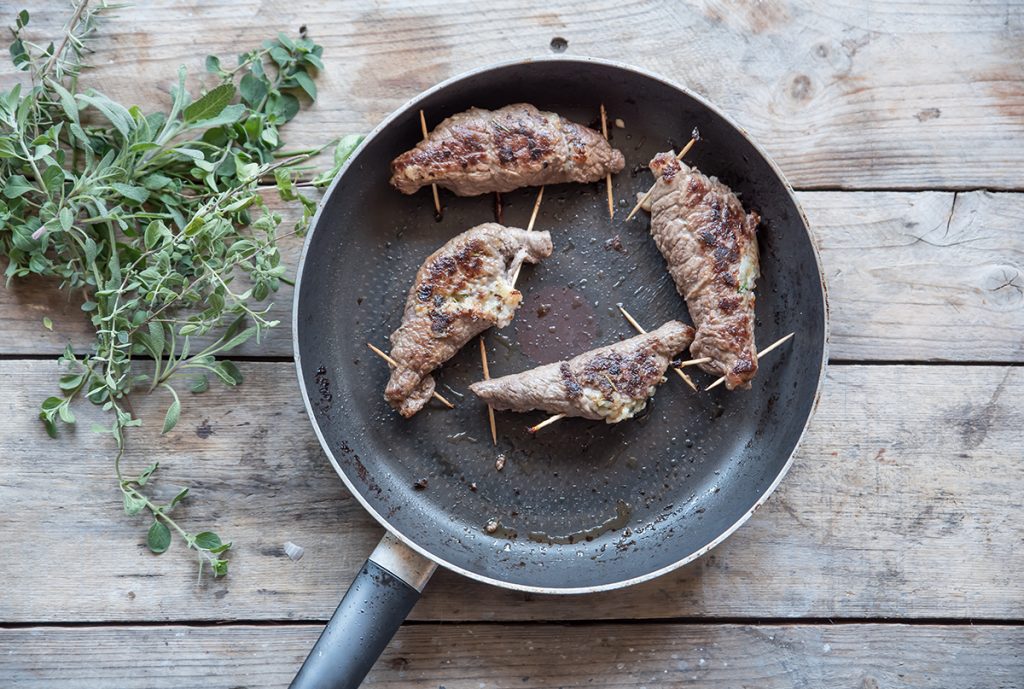 come cucinare gli involtini di carne ripieni