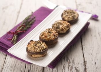 piatto lungo e stretto con 4 funghi ripieni, tovagliolo viola