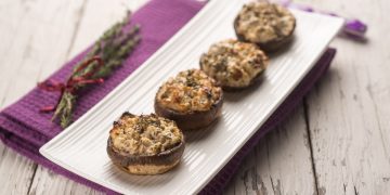 piatto lungo e stretto con 4 funghi ripieni, tovagliolo viola