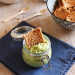 Crackers di riso e quinoa con maionese di avocado senza uova