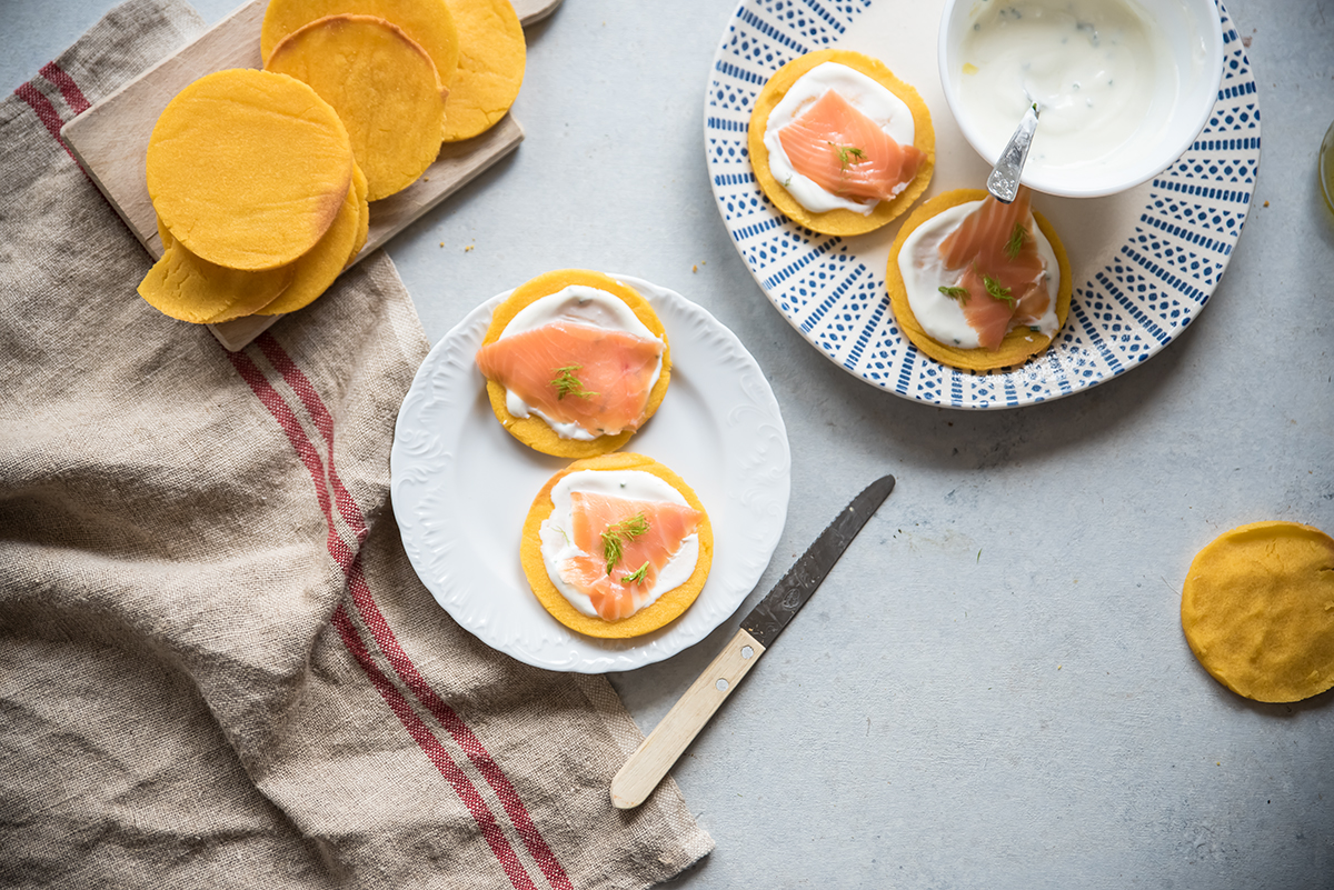 Gallette di mais con salsa allo yogurt, aneto, salmone