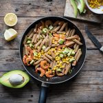 Pasta con gamberetti, mais e avocado