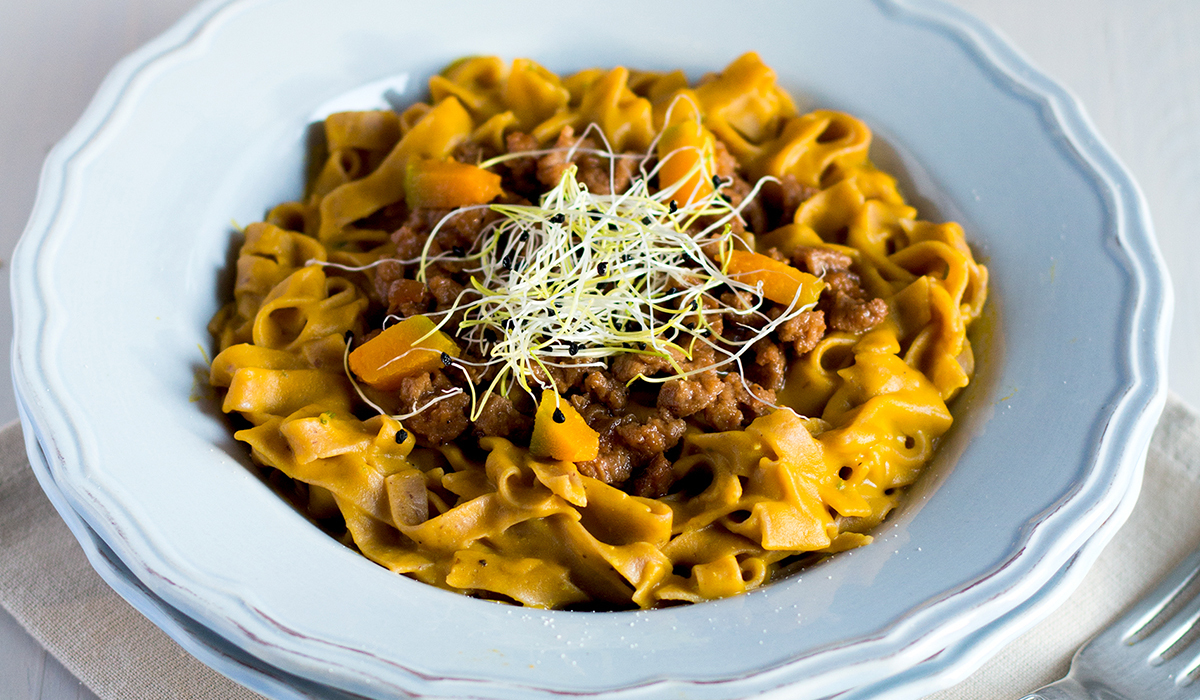 Tagliolini di castagne alla crema di zucca e germogli di porro