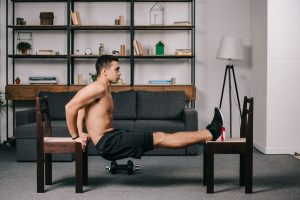 Addominali con la sedia: i migliori esercizi per avere una pancia piatta