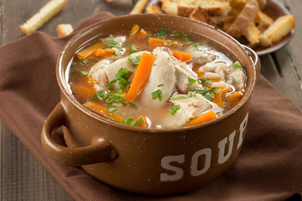 Brodo di pollo: ricetta e come farlo 6 zuppiera piena di brodo di pollo