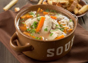 zuppiera piena di brodo di pollo