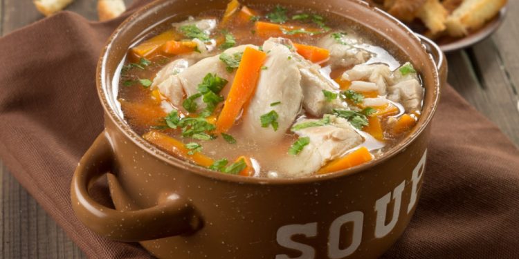 zuppiera piena di brodo di pollo