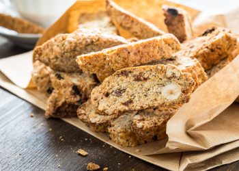 carta da pane con sopra alcuni cantucci di castagne