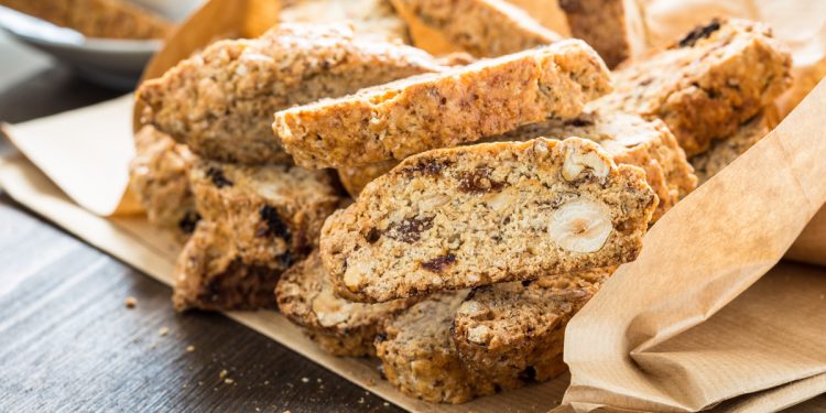 carta da pane con sopra alcuni cantucci di castagne