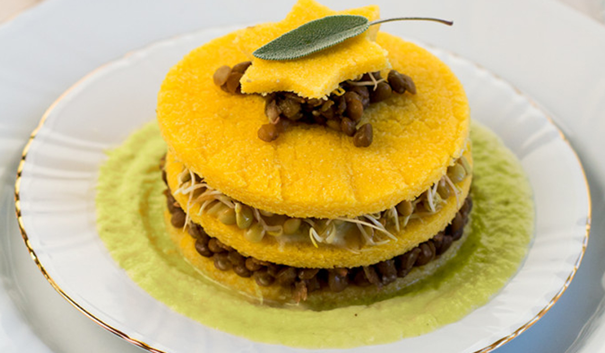 Torretta di polenta e lenticchie germogliate con salsa ai porri