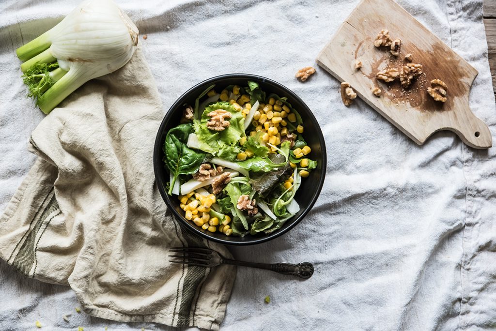 insalata di finocchi, noci e mais