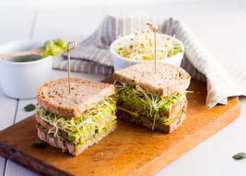 Panino con zucchine, guacamole e germogli