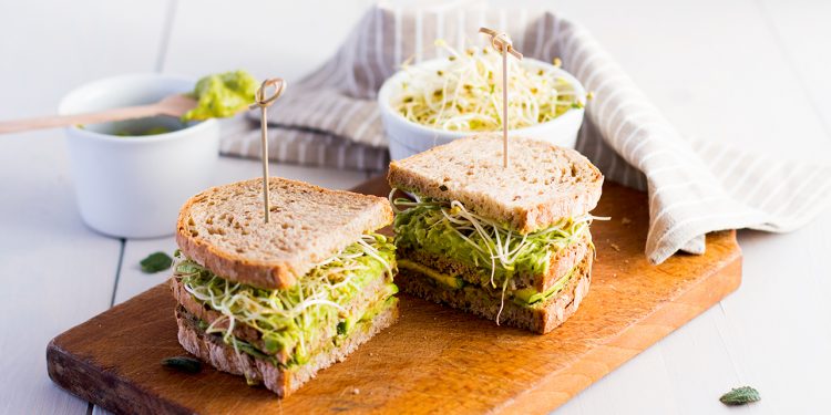 Panino con zucchine, guacamole e germogli