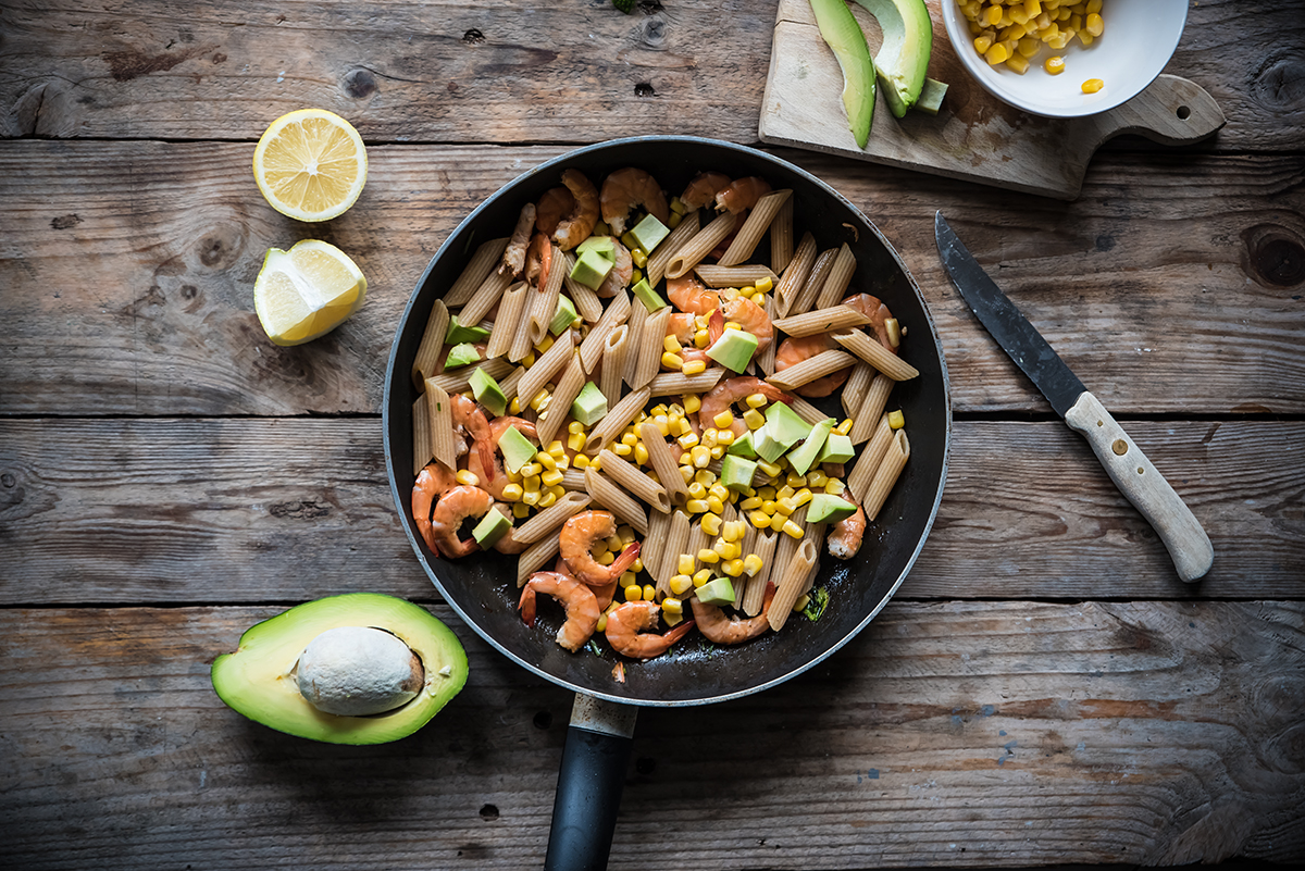 psta con gamberetti, mais e avocado