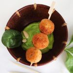 La ricetta delle polpette di patate con salsa di spinaci è semplice, gustosa e light, adatta a grandi e piccini.