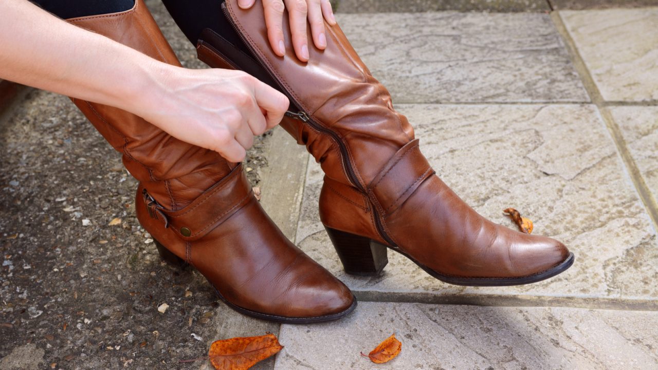 Stivali biker boots per polpacci grossi in pelle nera fondo gomma kikkiline  senza tacco neri - Stileo.it