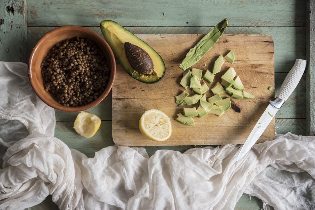Insalata lenticchie arance taglia avocado