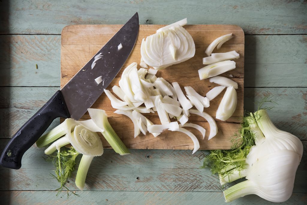 Insalata lenticchie arance taglia i finocchi