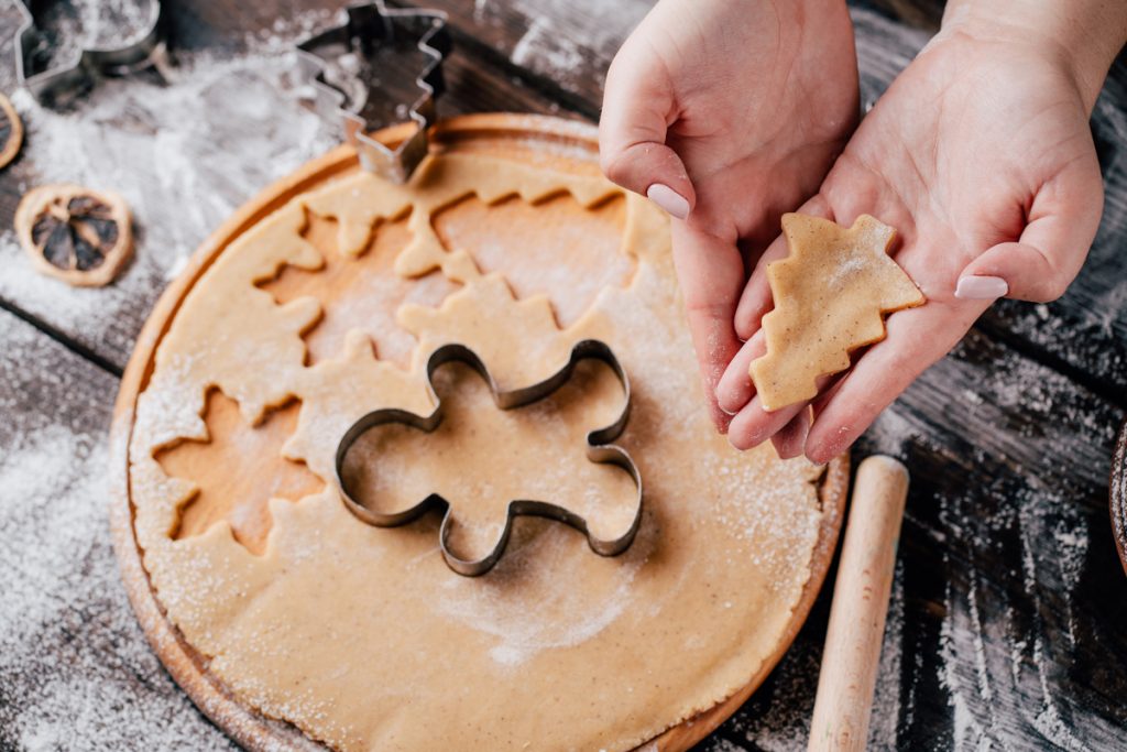 Biscotti allo zenzero: il tipico dolcetto delle feste 2 Ricette con lo zenzero una base tonda e delle formine per i biscotti