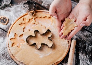 Ricette con lo zenzero una base tonda e delle formine per i biscotti