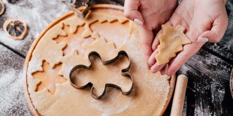 Ricette con lo zenzero una base tonda e delle formine per i biscotti