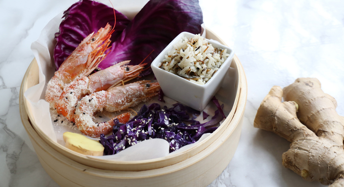 La ricetta dei gamberi al cocco con riso e cavolo viola è light e senza glutine.