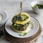 hamburger di polenta con spinaci e carne