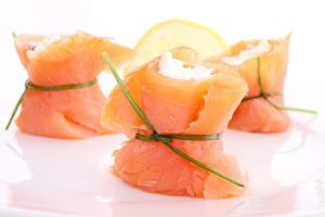 Involtini di salmone: la ricetta con salsa allo yogurt