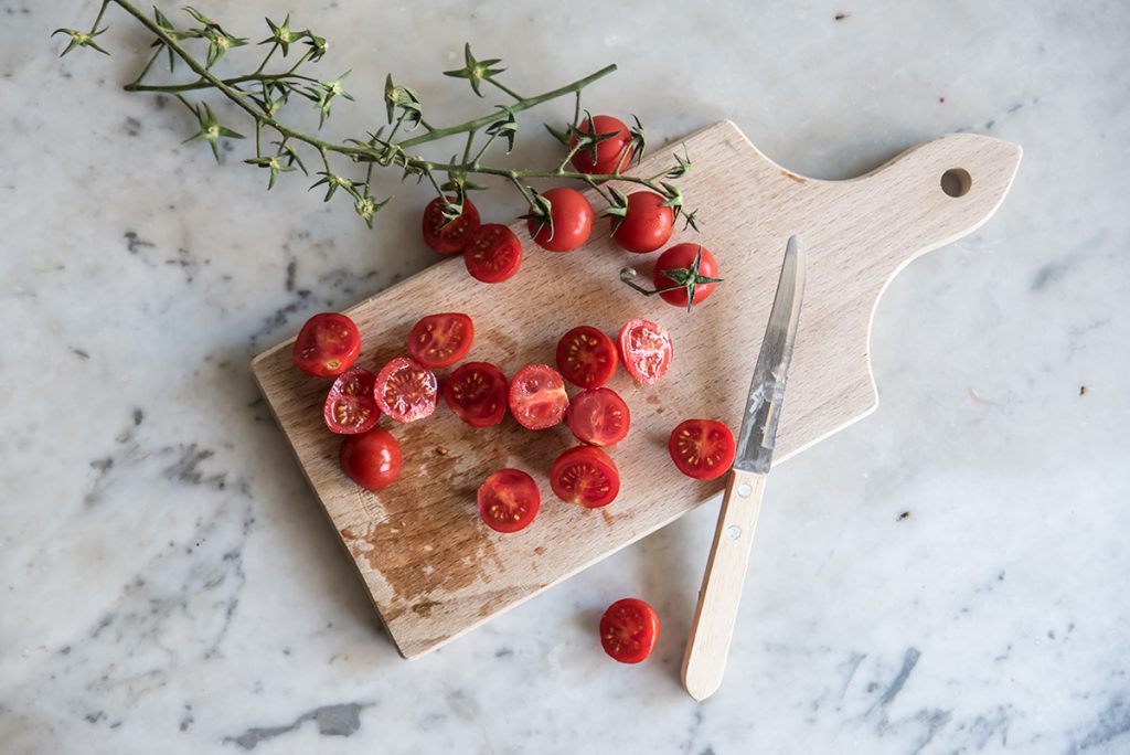 Insalata di lenticchie, tonno, pomodori e rucola