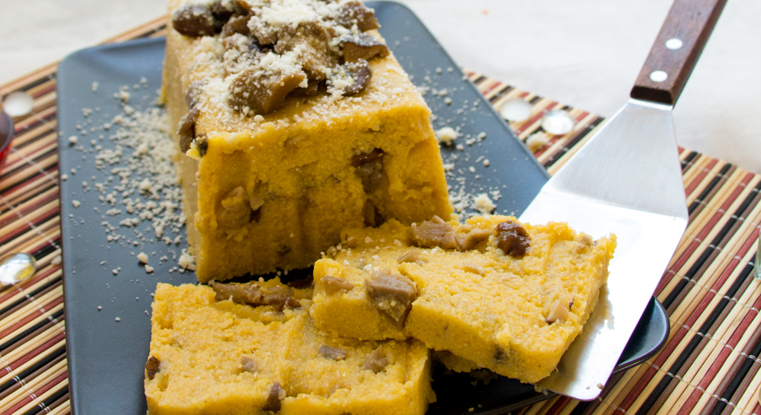 La ricetta senza glutine, light e facilissima degli sformati di polenta e funghi misti.