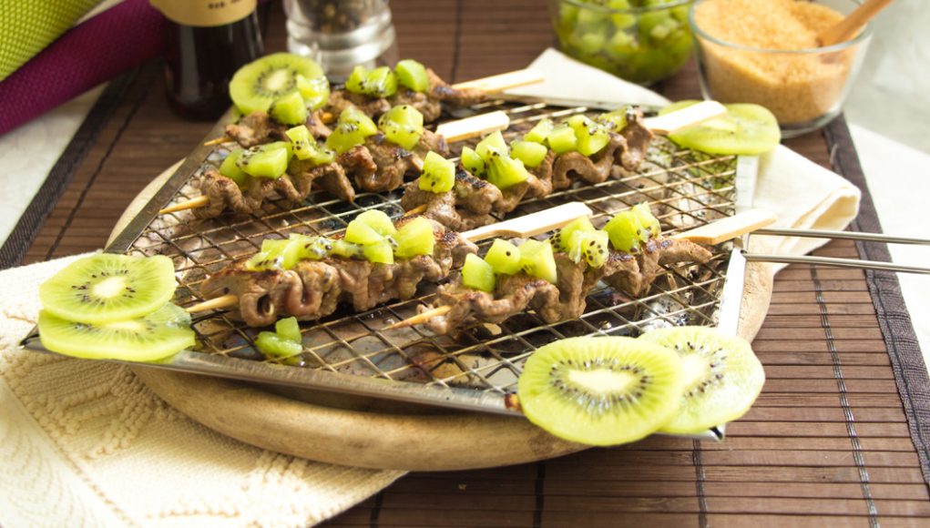 Spiedini di manzo e kiwi: senza glutine, light e gustosissimi!