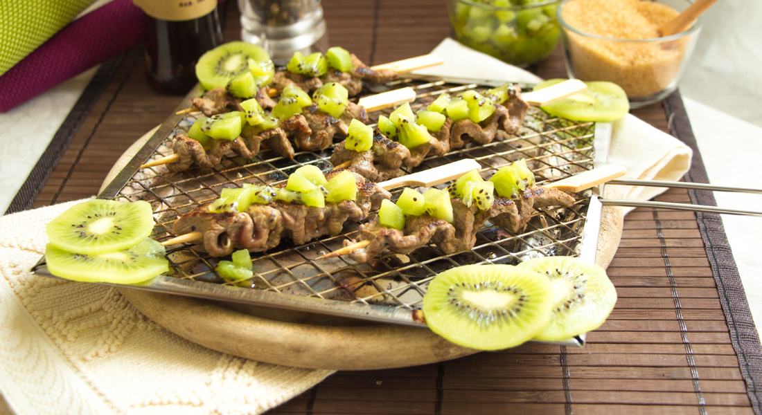 Gli spiedini di manzo e kiwi sono un secondo piatto di carme light e senza glutine.