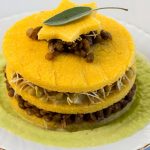 Torretta di polenta e lenticchie