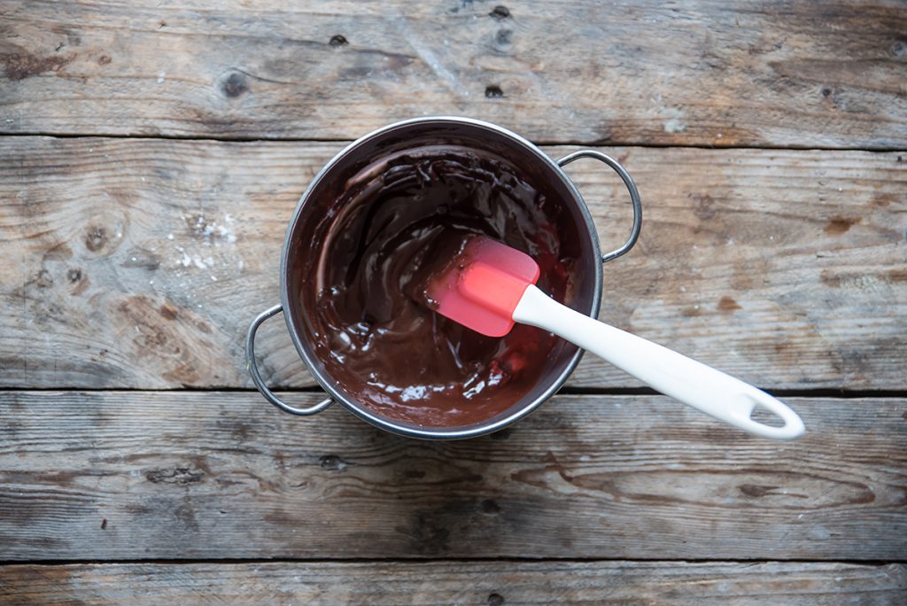 tronchetto di natale fatto in casa mescola il cioccolato con il latte