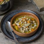 Zuppa di zucca, carote e legumi