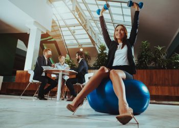 ginnastica in ufficio: esercizi illustrati per rimanere in forma