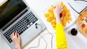 Smettere di mangiare troppo: le dritte che ti servono