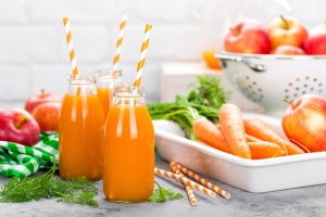 Smoothie carota e mela per una pelle luminosa