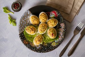 Uova ripiene con yogurt e cetrioli