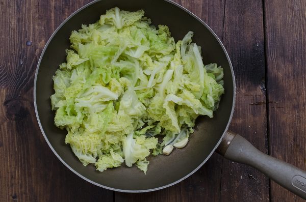 Verza saltata con pinoli e uvetta - Ricette light - Melarossa