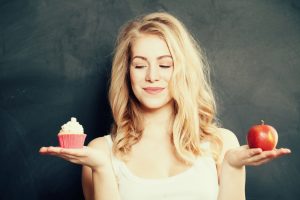 Controllarsi a tavola: 8 trucchi per imparare a farlo