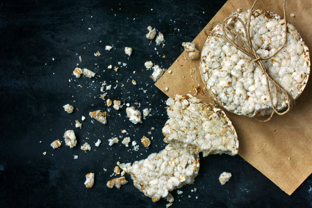 Un paio di gallette di riso su un tagliere in legno