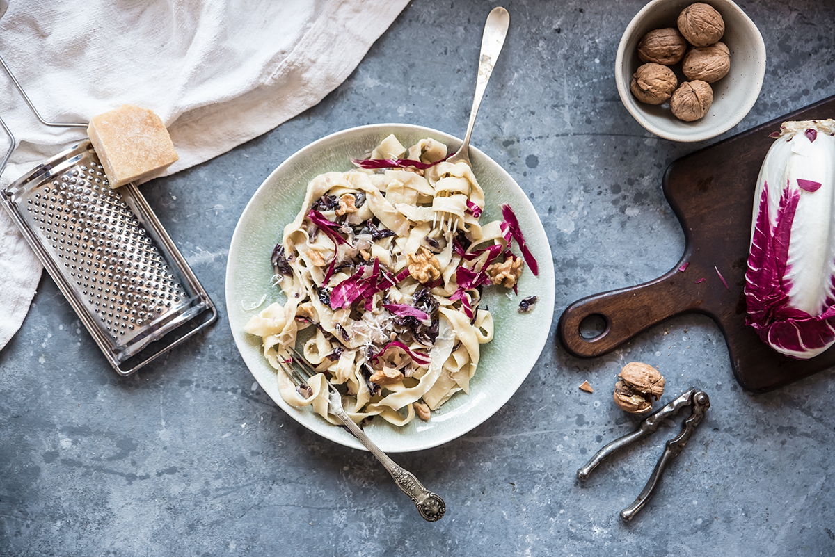 Tagliatelle fatte in casa con radicchio e noci