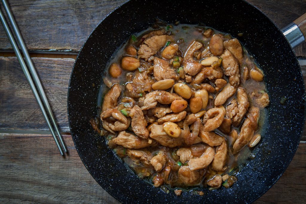 Pollo alle mandorle: un secondo piatto della tradizione cinese 3 una padella anti aderente con dentro il pollo alle mandorle