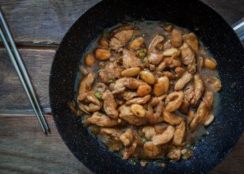 una padella anti aderente con dentro il pollo alle mandorle